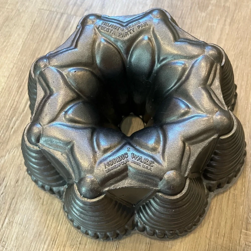 Nordic Ware Bundt Brand Fiesta Party Cake Pan